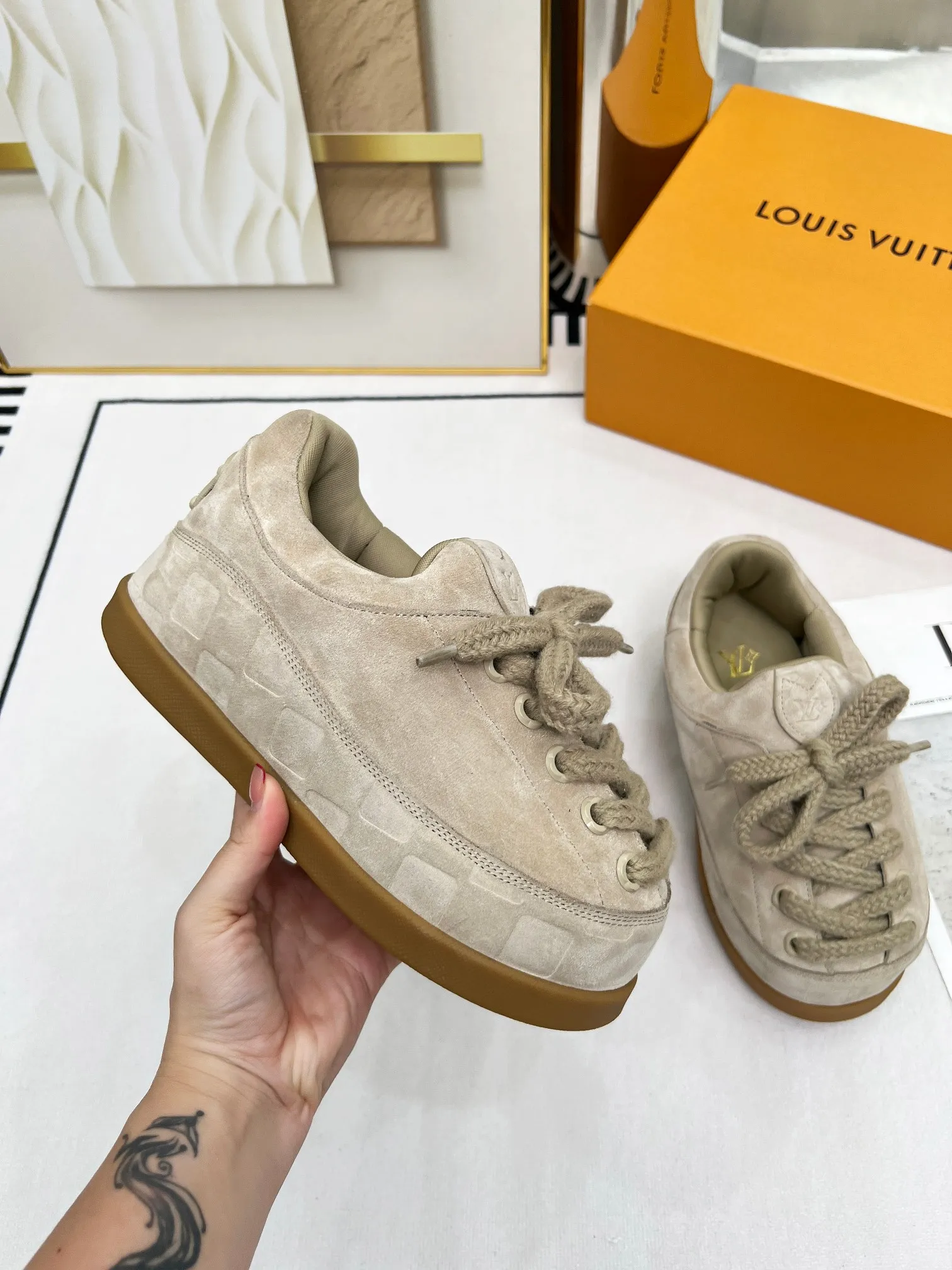 Factory direct sales p660🐘🐘Women's shoes, women's clothing louis vuitton (Louis Vuitton/lv)🔍Autumn and winter~Ugly little chubby, new shoe type YETI🔥🔥🔥🔥 Super street style bread shoes are here! ! ! Chubby is so cute~💞 What a great tool for showing off slim legs! The inner height is increased by 5 cm, the legs are longer and thinner, and the beef tendon bottom is super comfortable, suitable for couples 💞💞💞💞 Fabric: imported high mercerized ox velvet embossed craftsmanship Number of yards: 35-45 yards (46🉑custom-made, non-returnable)